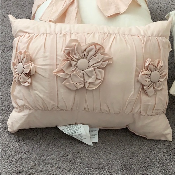 LC Lauren Conrad at Kohl’s pillows. Pink & Cream. - Picture 3 of 8